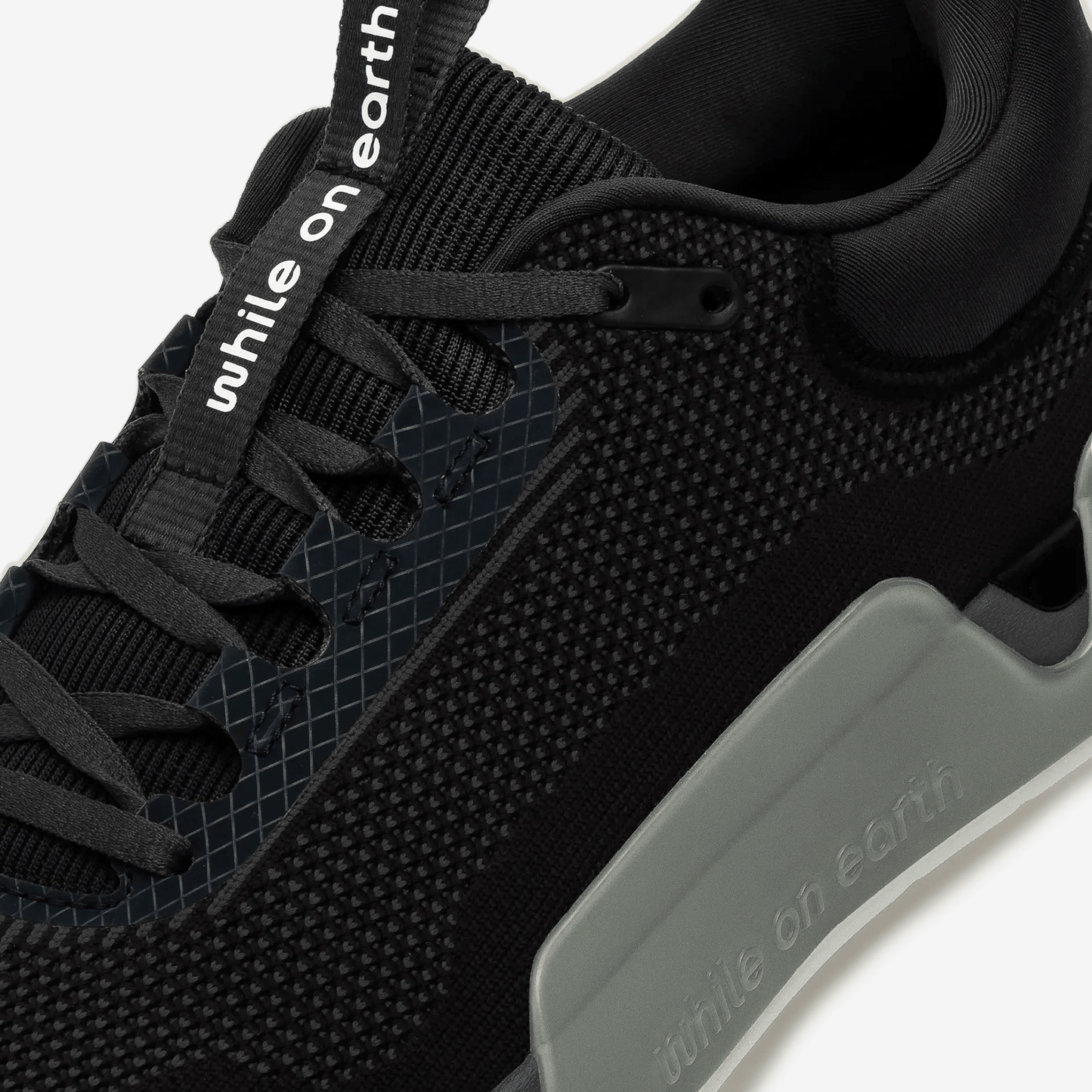 WHILE ON EARTH MOVE TRAINER FTN-black/moon